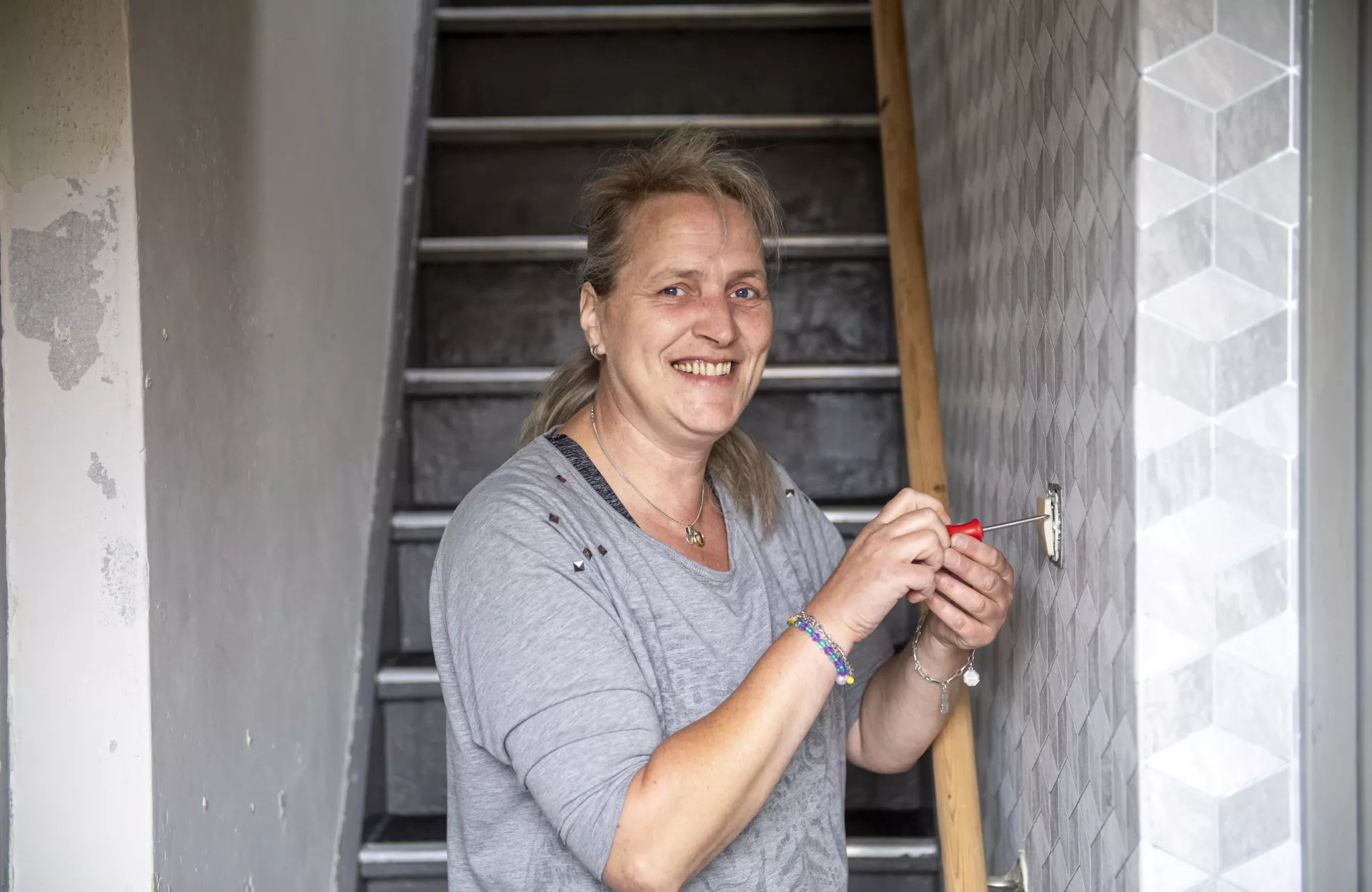 Huurder met schroevendraaier bezig