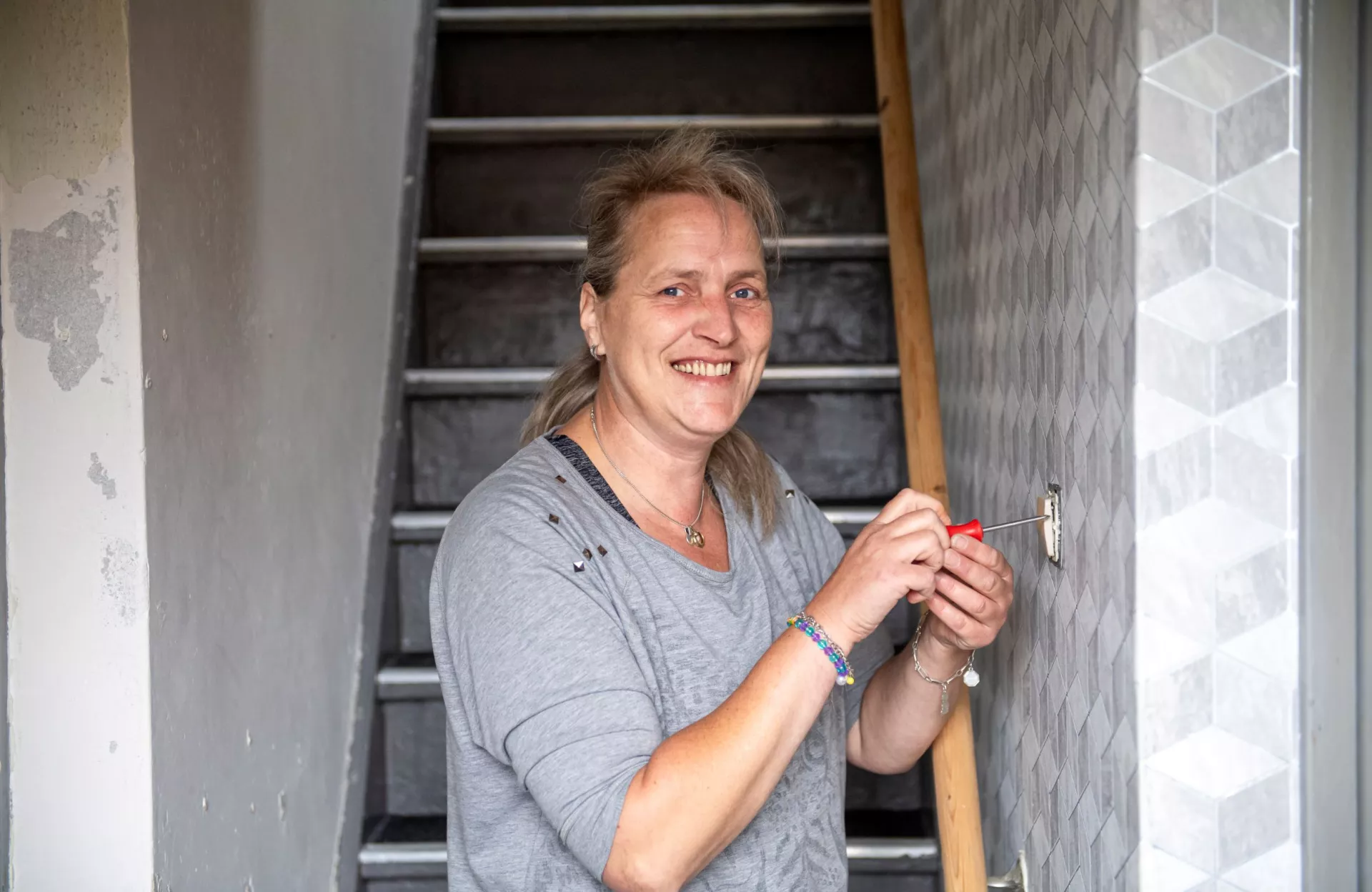 Huurder met schroevendraaier bezig