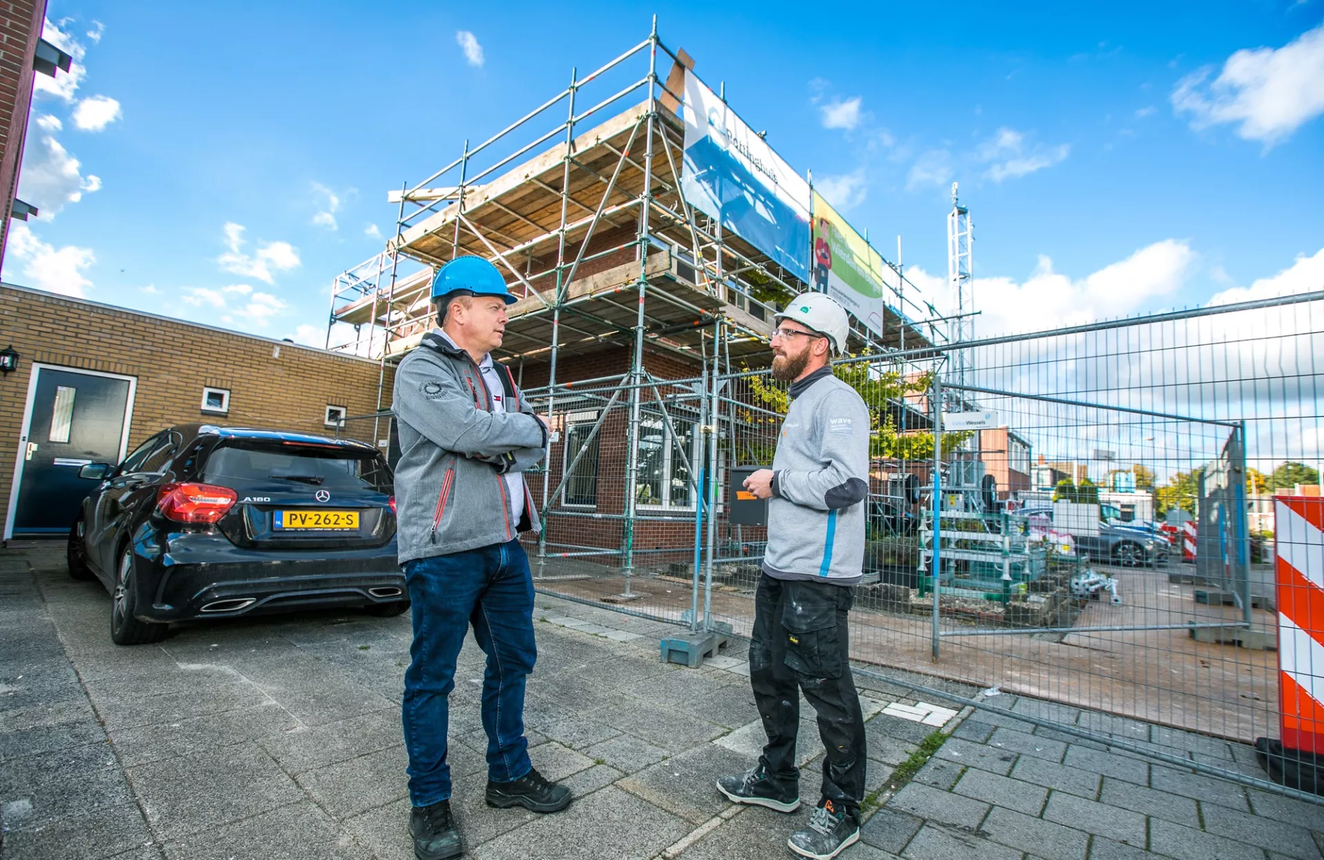 Opzichter en uitvoerder in gesprek over voortgang project