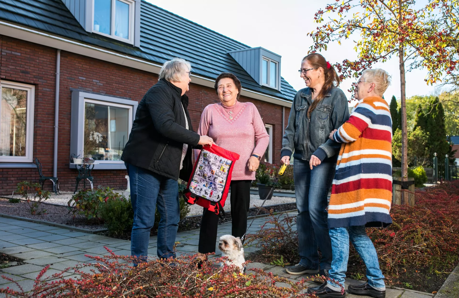 Buurtbewoners maken een praatje met elkaar