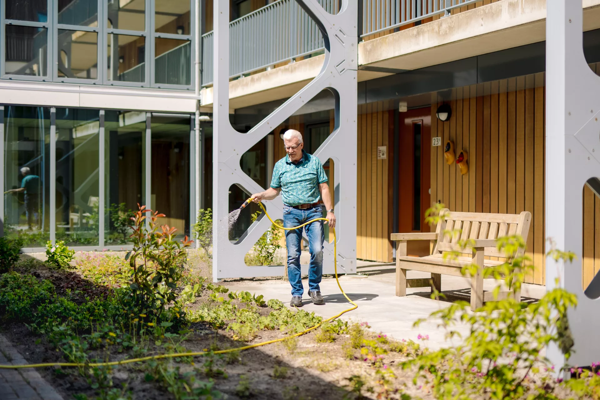 Huurder geeft planten water