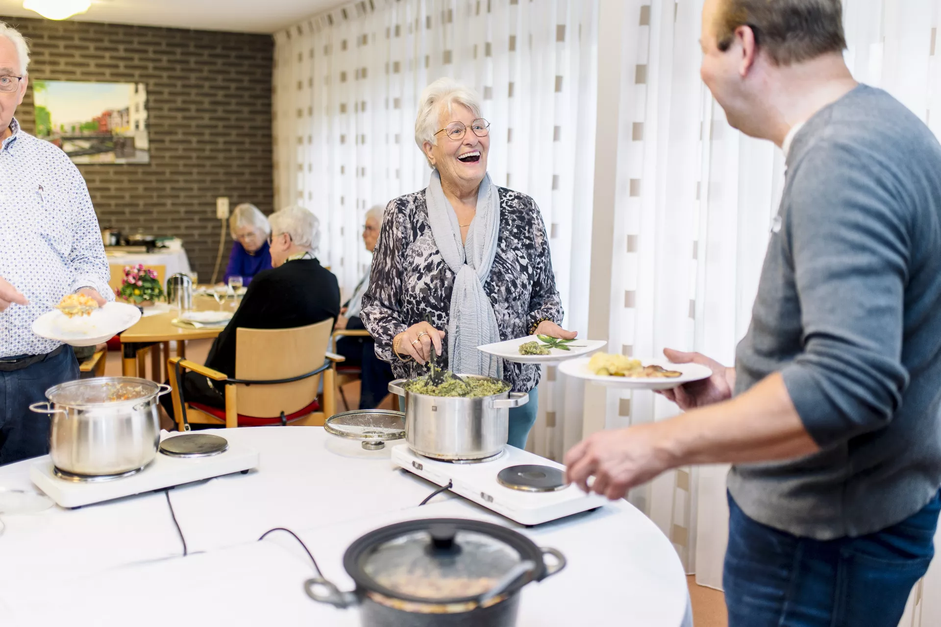 Huurder schept eten op