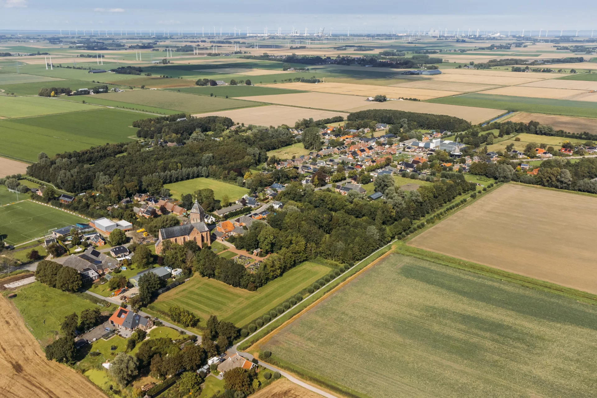 Luchtfoto dorp Zeerijp