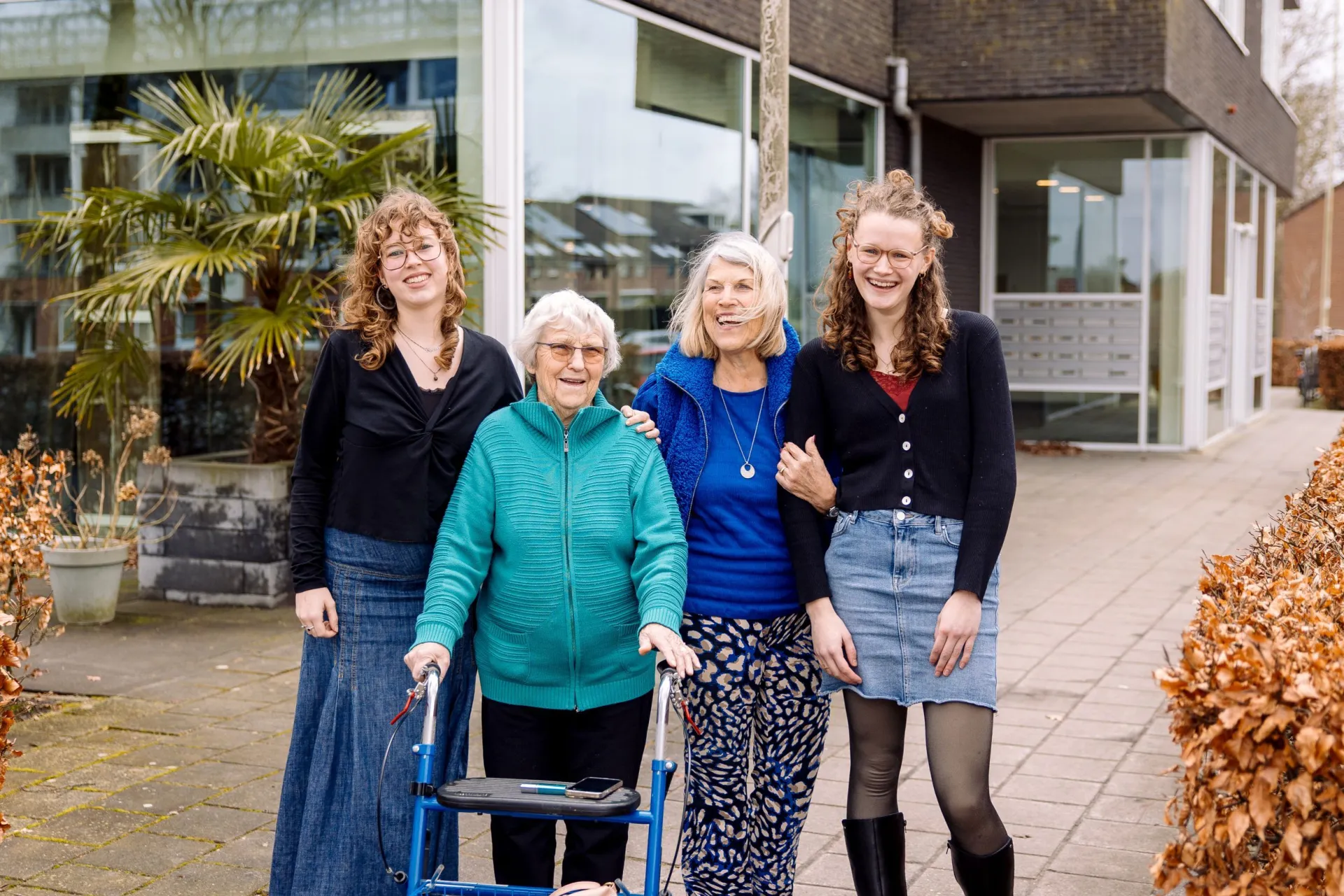 Woonstudenten samen met oudere bewoners